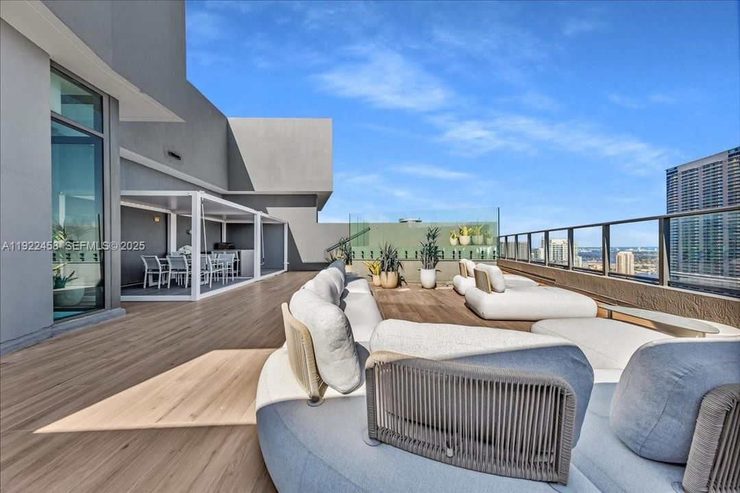 На продажу: $5,500,000 (4 спален, 3 ванн, 2195 Квадратных фут)