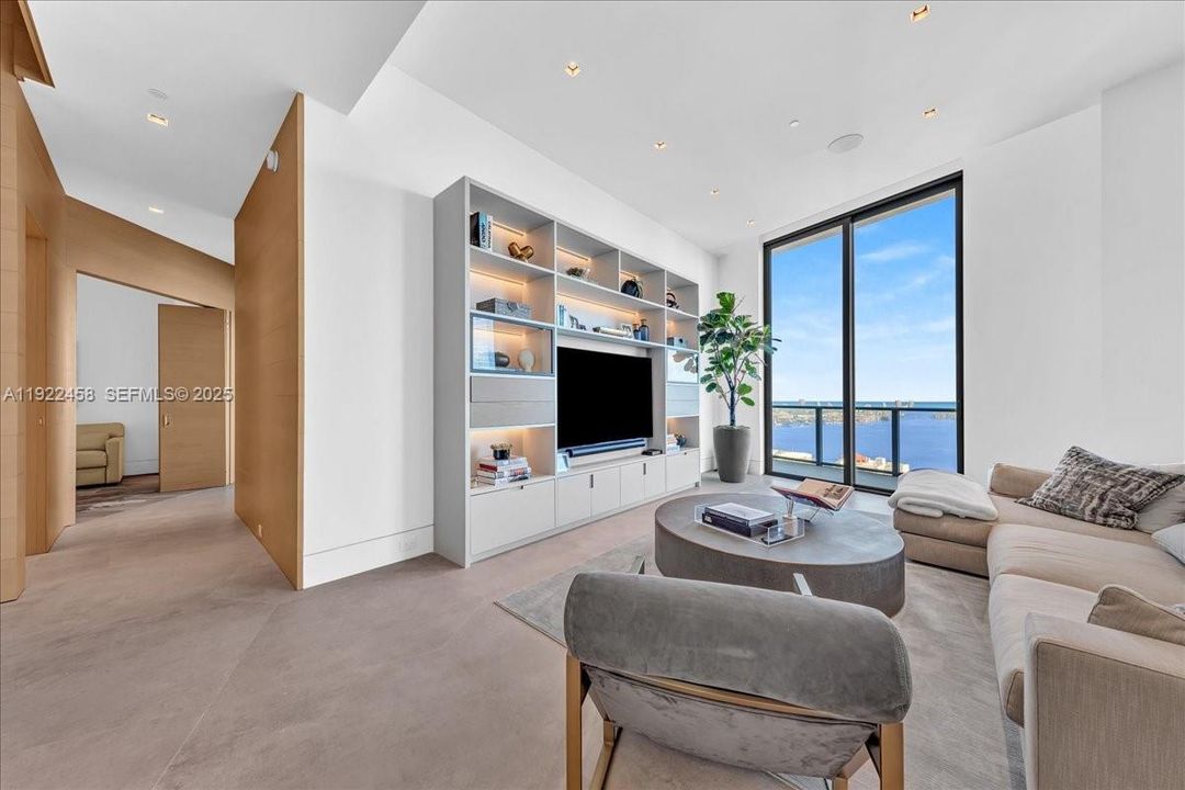 На продажу: $5,500,000 (4 спален, 3 ванн, 2195 Квадратных фут)