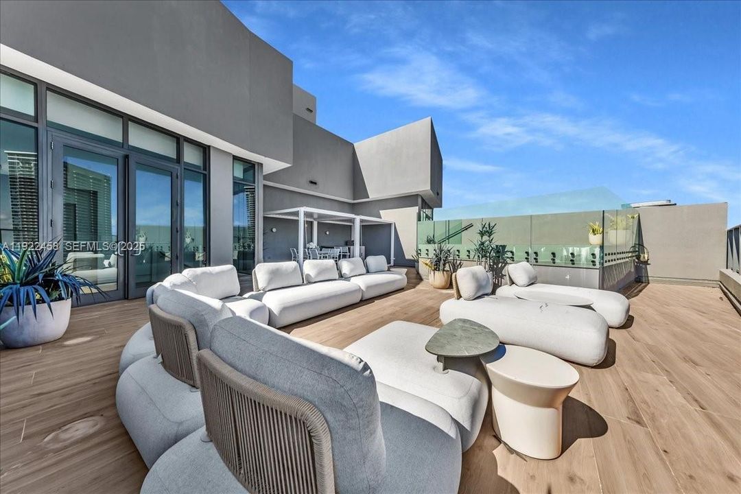 На продажу: $5,500,000 (4 спален, 3 ванн, 2195 Квадратных фут)