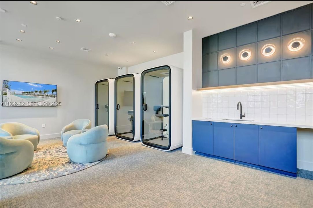 For Sale: $810,000 (1 beds, 1 baths, 466 Square Feet)