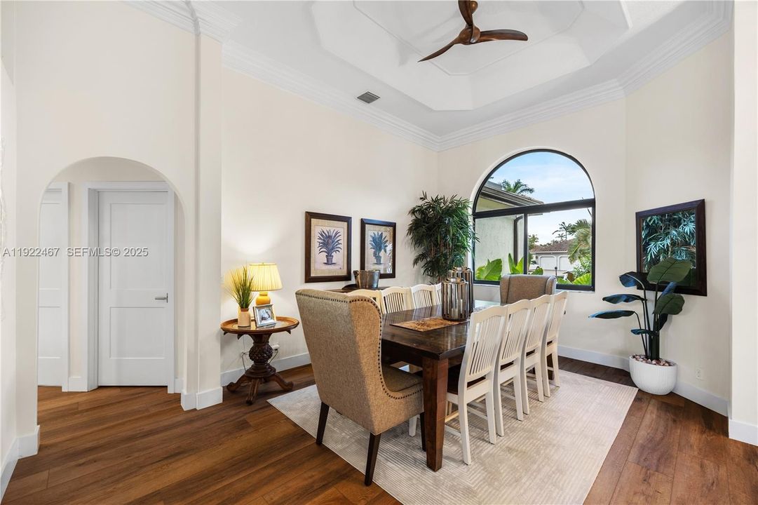 出租: $12,500 (4 贝兹, 3 浴室, 3351 平方英尺)