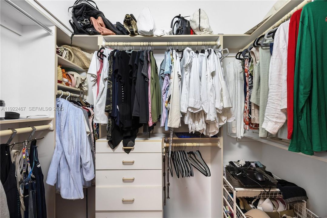 出租: $12,500 (4 贝兹, 3 浴室, 3351 平方英尺)