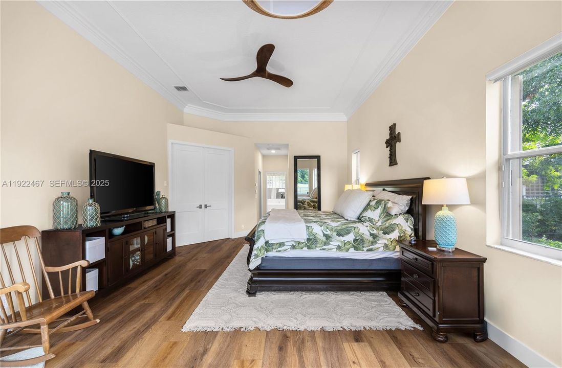 出租: $12,500 (4 贝兹, 3 浴室, 3351 平方英尺)