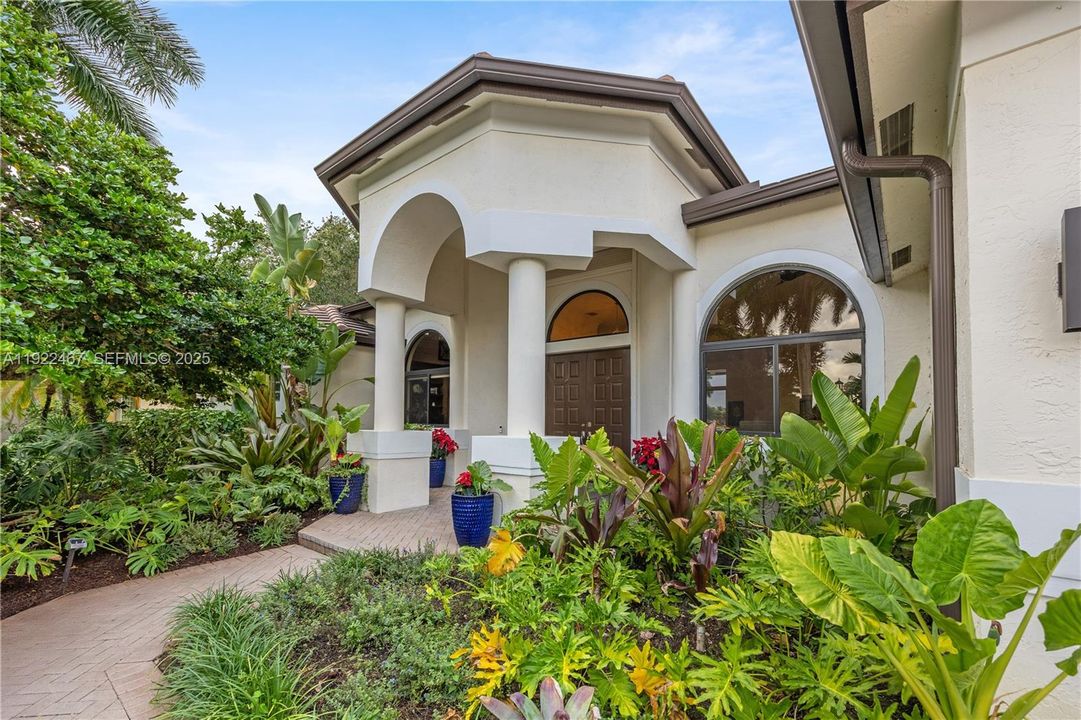 出租: $12,500 (4 贝兹, 3 浴室, 3351 平方英尺)