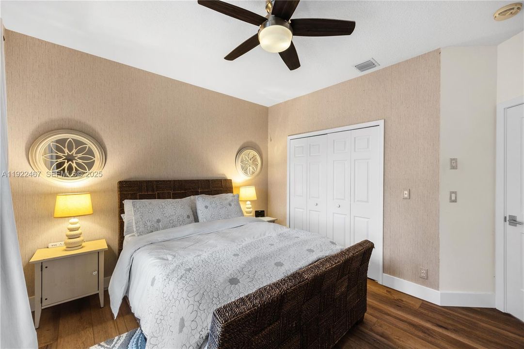 出租: $12,500 (4 贝兹, 3 浴室, 3351 平方英尺)