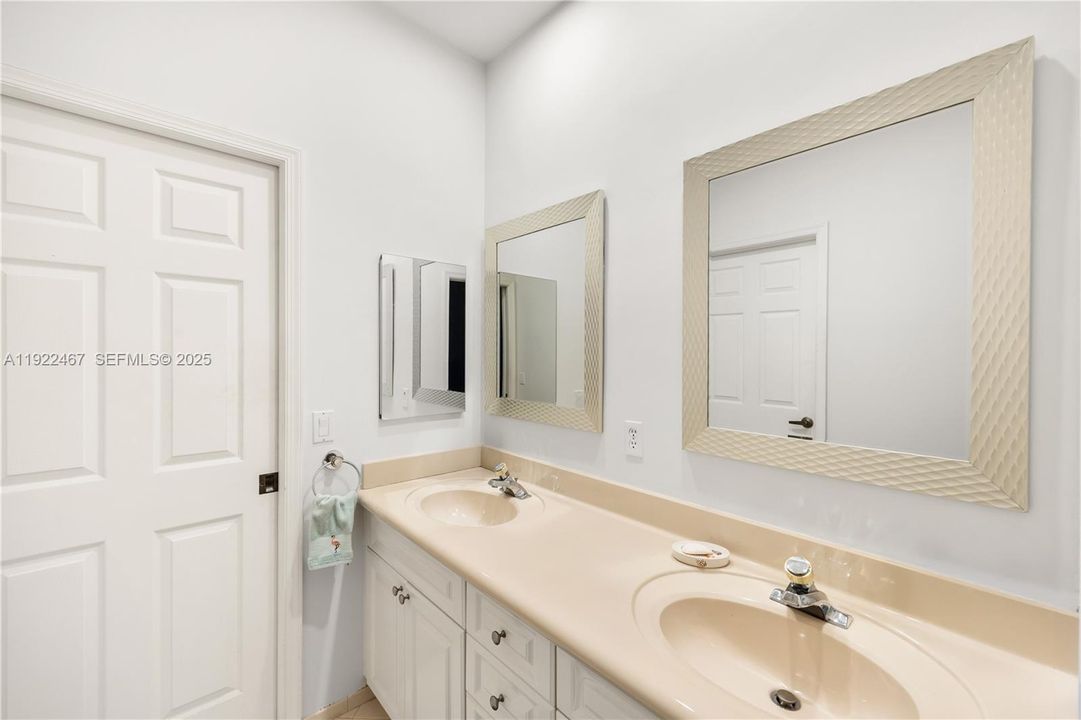 出租: $12,500 (4 贝兹, 3 浴室, 3351 平方英尺)