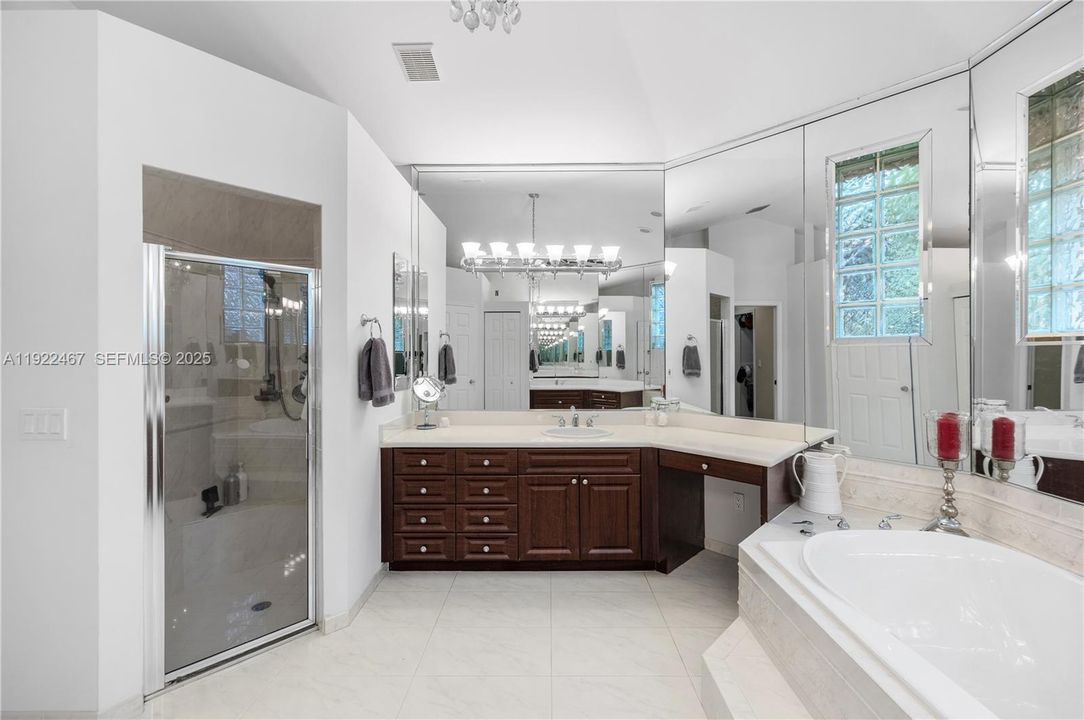 出租: $12,500 (4 贝兹, 3 浴室, 3351 平方英尺)