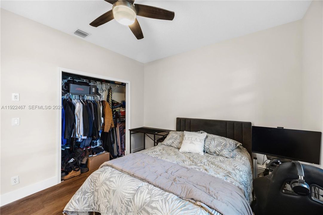 出租: $12,500 (4 贝兹, 3 浴室, 3351 平方英尺)