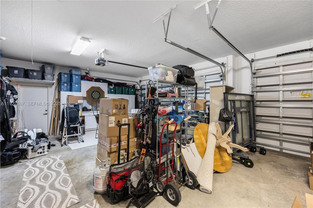 出租: $12,500 (4 贝兹, 3 浴室, 3351 平方英尺)