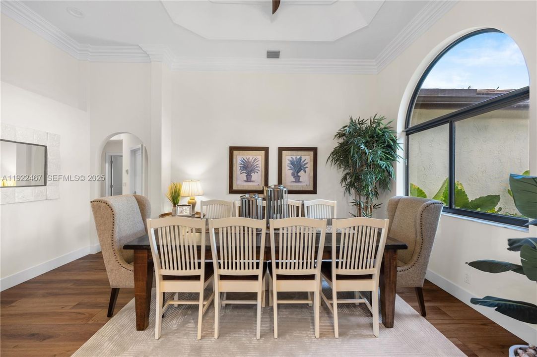 出租: $12,500 (4 贝兹, 3 浴室, 3351 平方英尺)