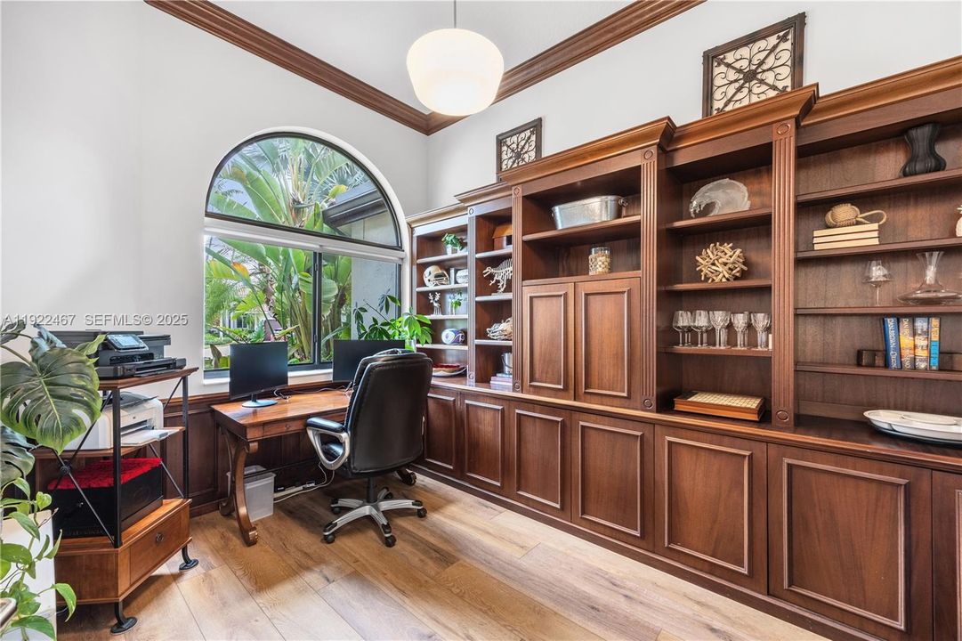 出租: $12,500 (4 贝兹, 3 浴室, 3351 平方英尺)