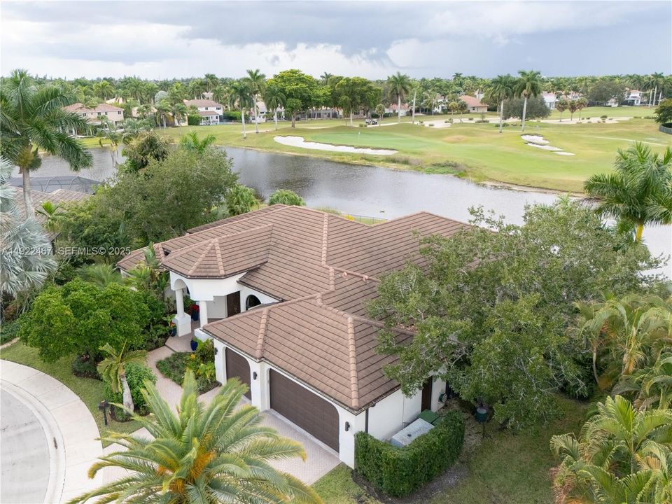 出租: $12,500 (4 贝兹, 3 浴室, 3351 平方英尺)