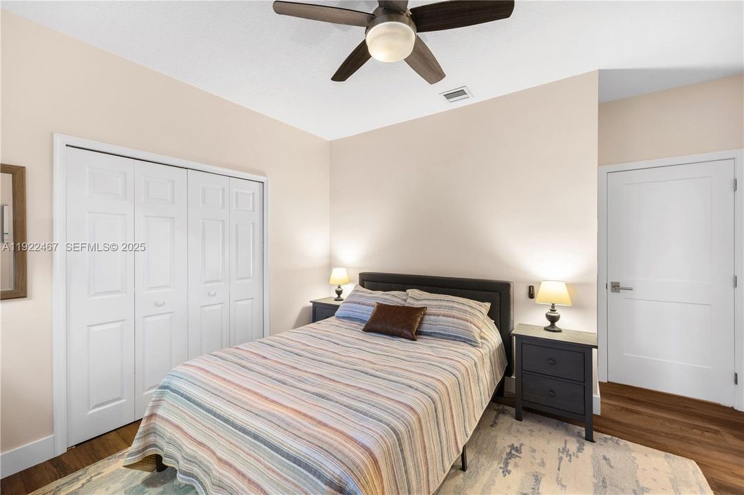 出租: $12,500 (4 贝兹, 3 浴室, 3351 平方英尺)