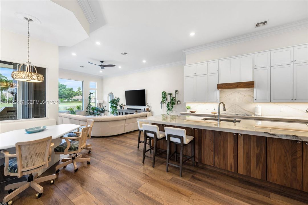 出租: $12,500 (4 贝兹, 3 浴室, 3351 平方英尺)