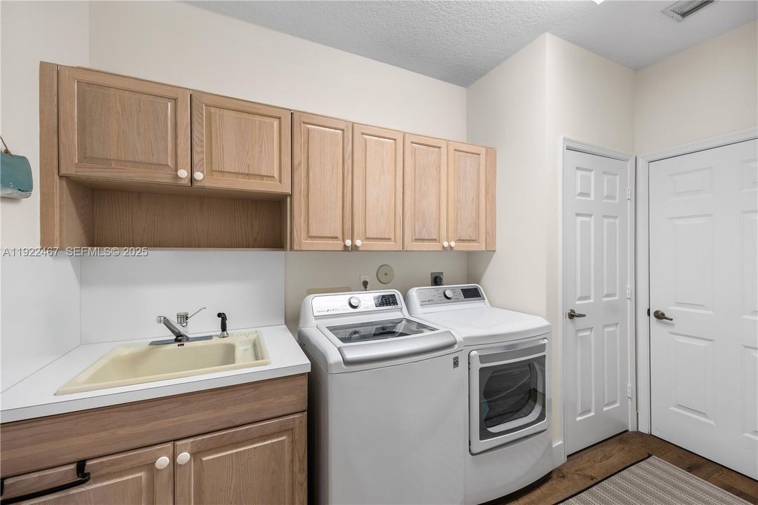 出租: $12,500 (4 贝兹, 3 浴室, 3351 平方英尺)