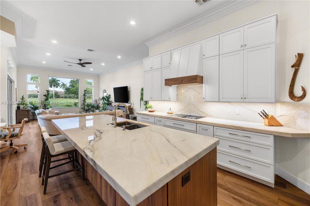 出租: $12,500 (4 贝兹, 3 浴室, 3351 平方英尺)