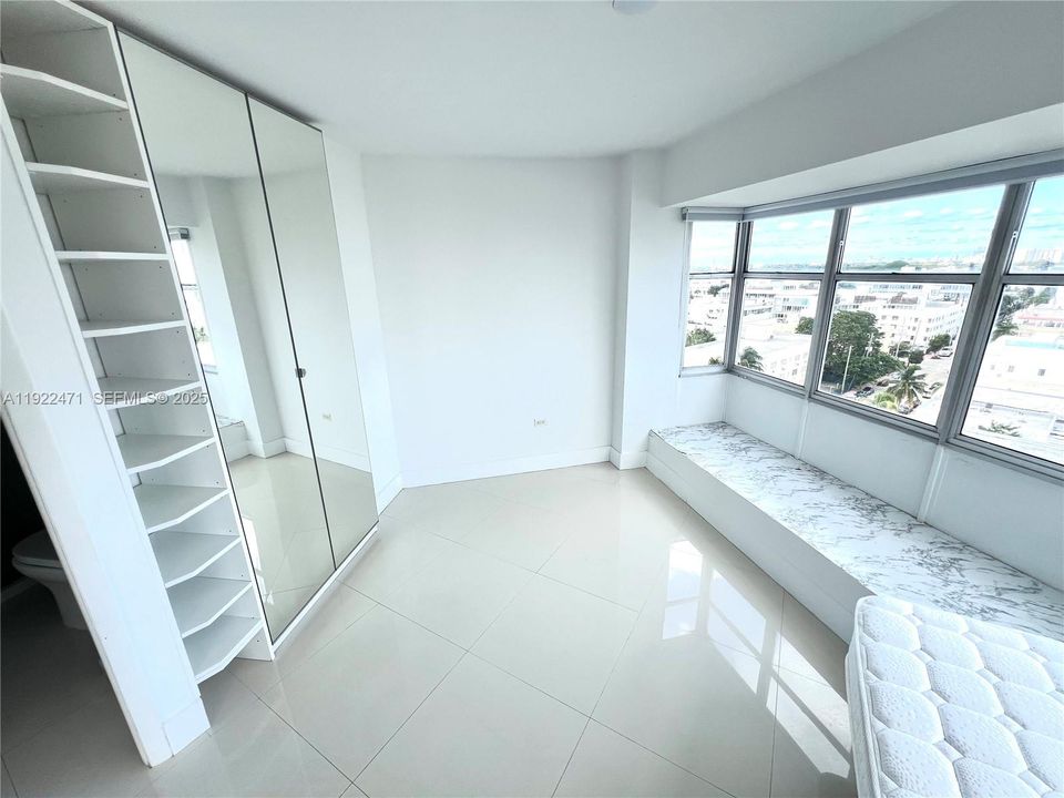 For Sale: $415,000 (2 beds, 2 baths, 940 Square Feet)