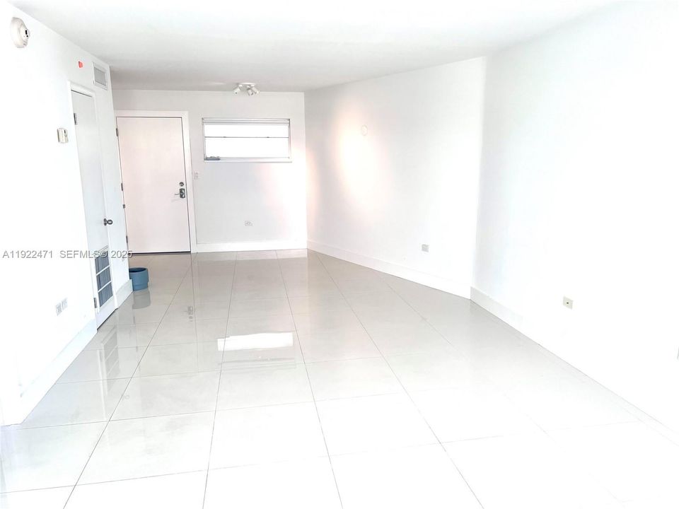 For Sale: $415,000 (2 beds, 2 baths, 940 Square Feet)