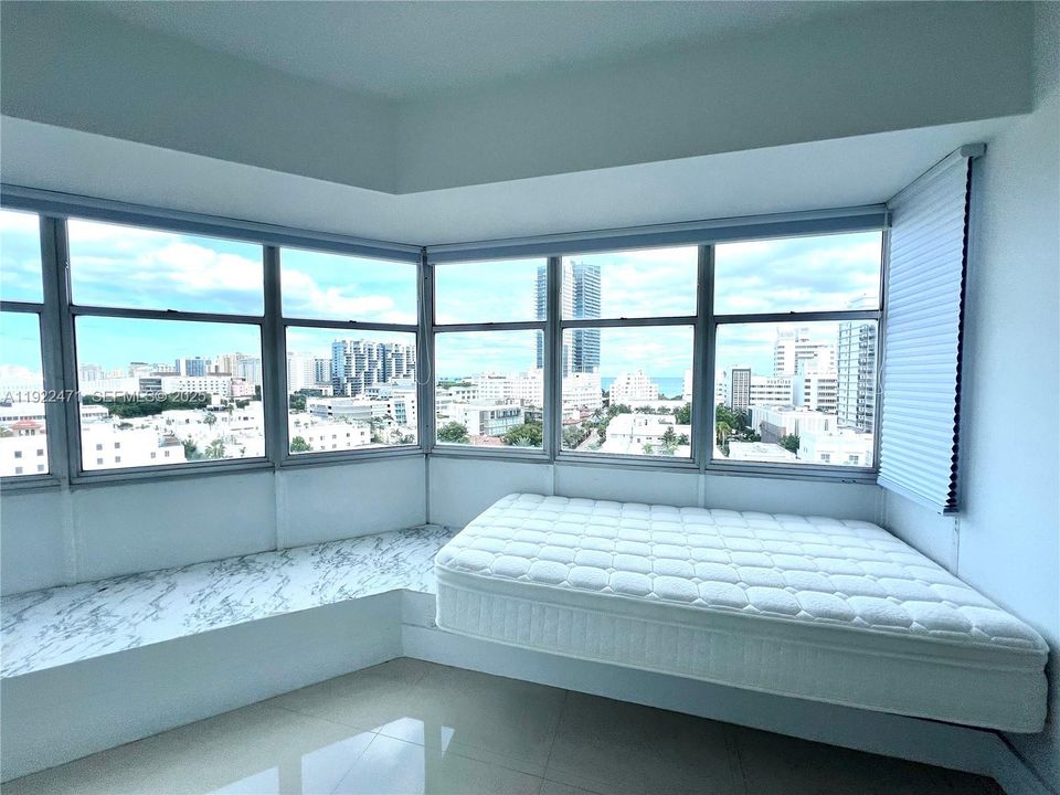 For Sale: $415,000 (2 beds, 2 baths, 940 Square Feet)