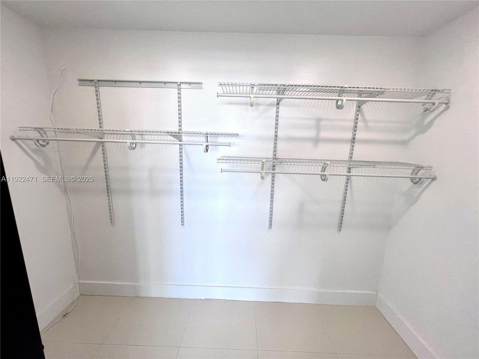 For Sale: $415,000 (2 beds, 2 baths, 940 Square Feet)