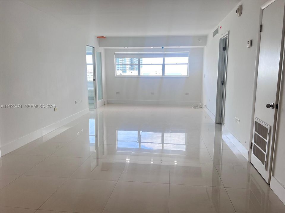 For Sale: $415,000 (2 beds, 2 baths, 940 Square Feet)