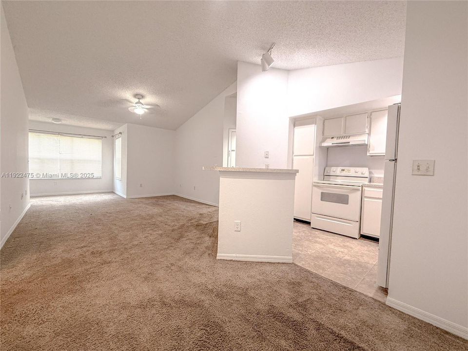 For Rent: $1,500 (1 beds, 1 baths, 726 Square Feet)