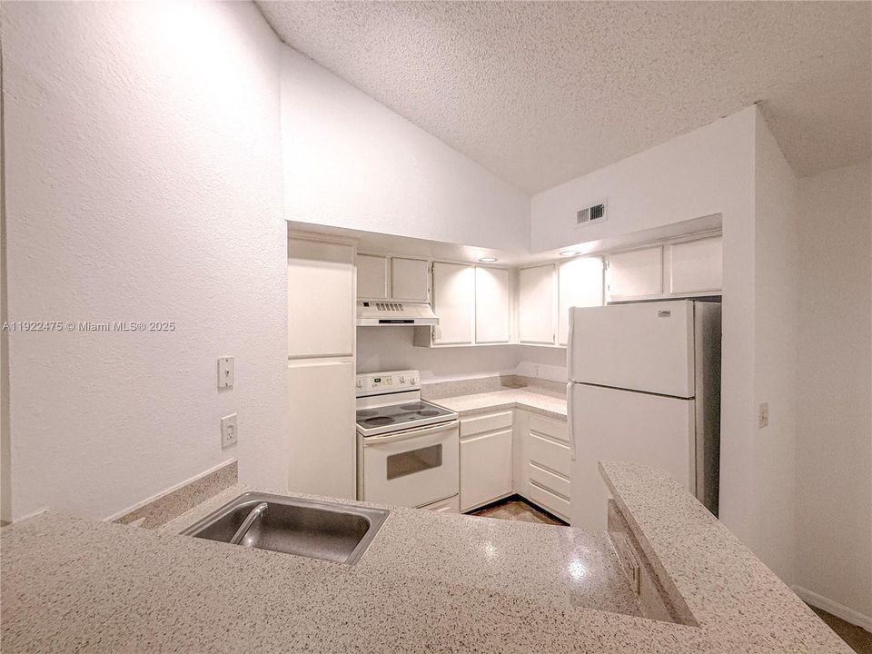 For Rent: $1,500 (1 beds, 1 baths, 726 Square Feet)