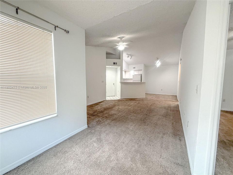 For Rent: $1,500 (1 beds, 1 baths, 726 Square Feet)