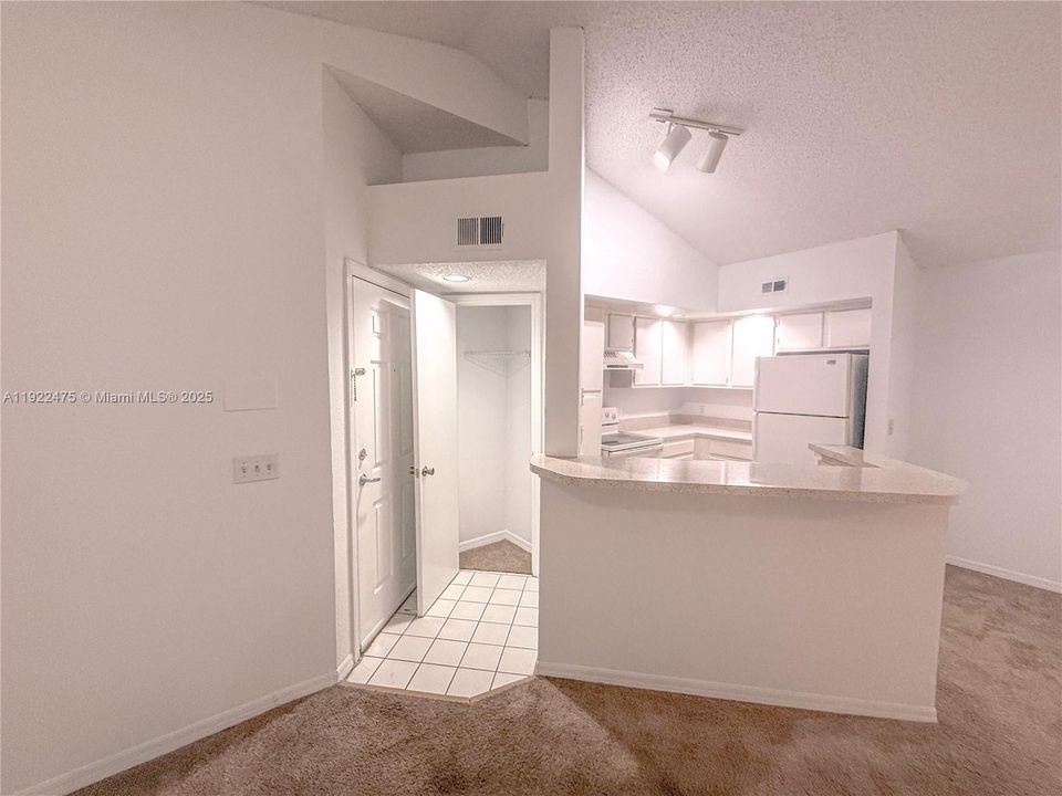 For Rent: $1,500 (1 beds, 1 baths, 726 Square Feet)