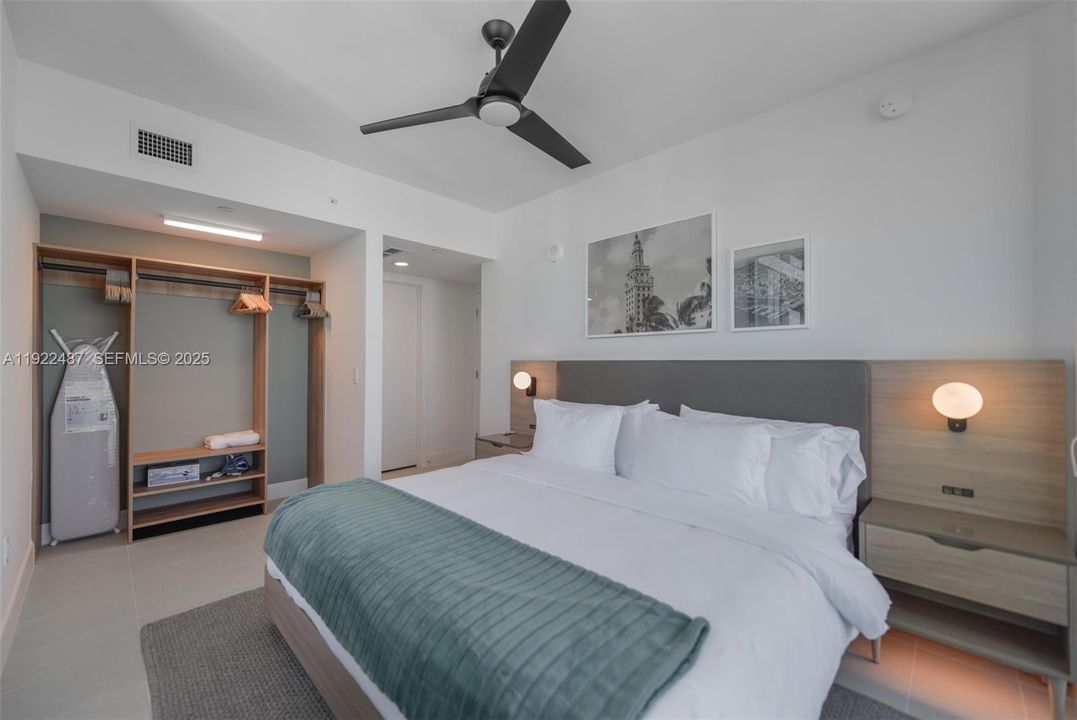 For Sale: $1,100,000 (2 beds, 2 baths, 907 Square Feet)