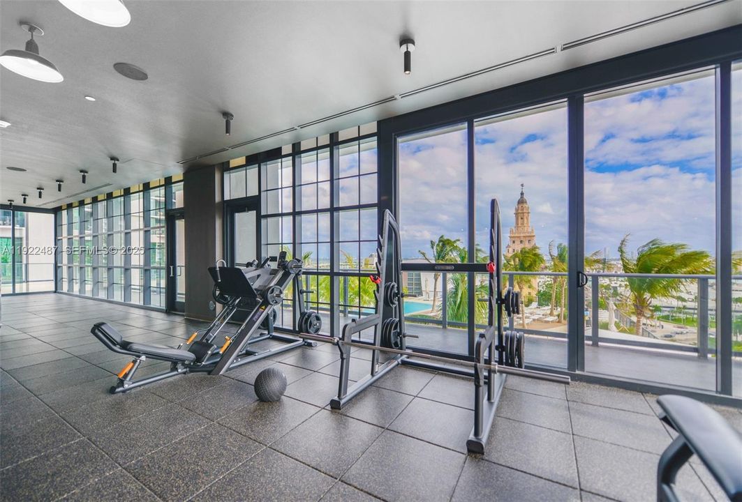 For Sale: $1,100,000 (2 beds, 2 baths, 907 Square Feet)