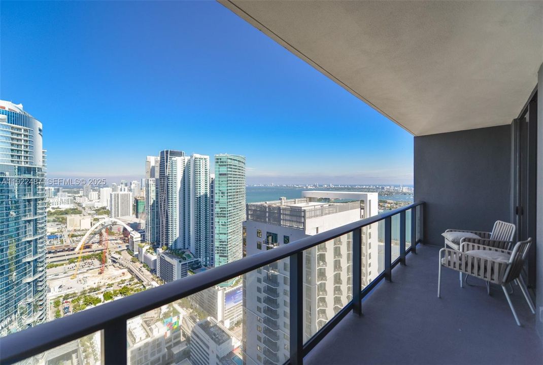 For Sale: $1,100,000 (2 beds, 2 baths, 907 Square Feet)
