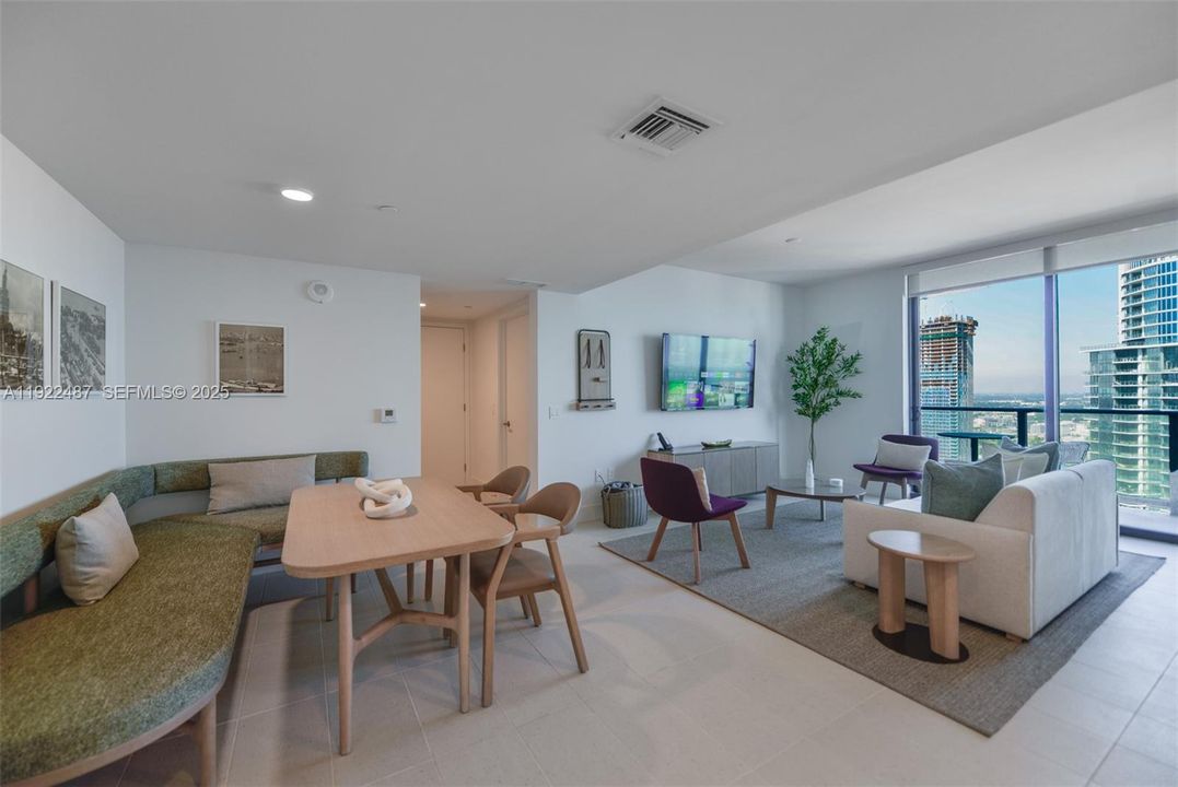 For Sale: $1,100,000 (2 beds, 2 baths, 907 Square Feet)