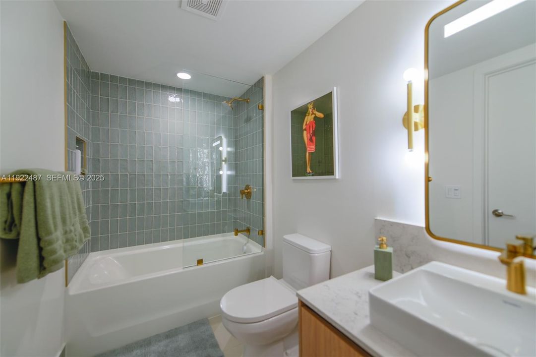 For Sale: $1,100,000 (2 beds, 2 baths, 907 Square Feet)