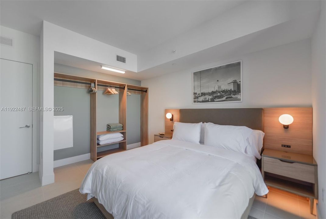 For Sale: $1,100,000 (2 beds, 2 baths, 907 Square Feet)