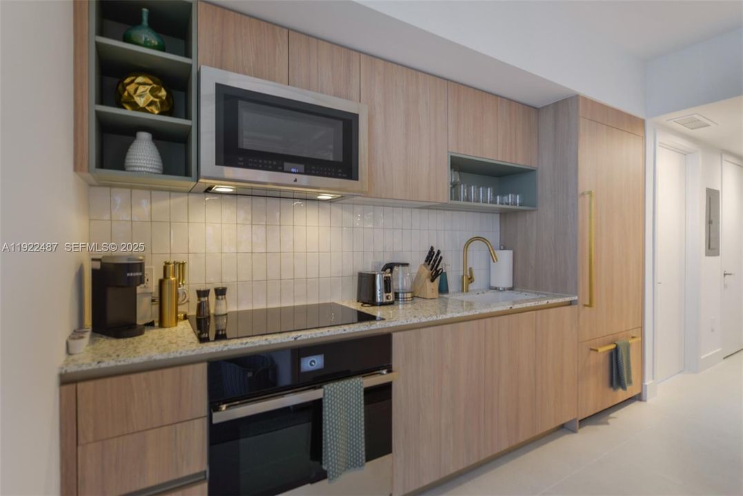 For Sale: $1,100,000 (2 beds, 2 baths, 907 Square Feet)