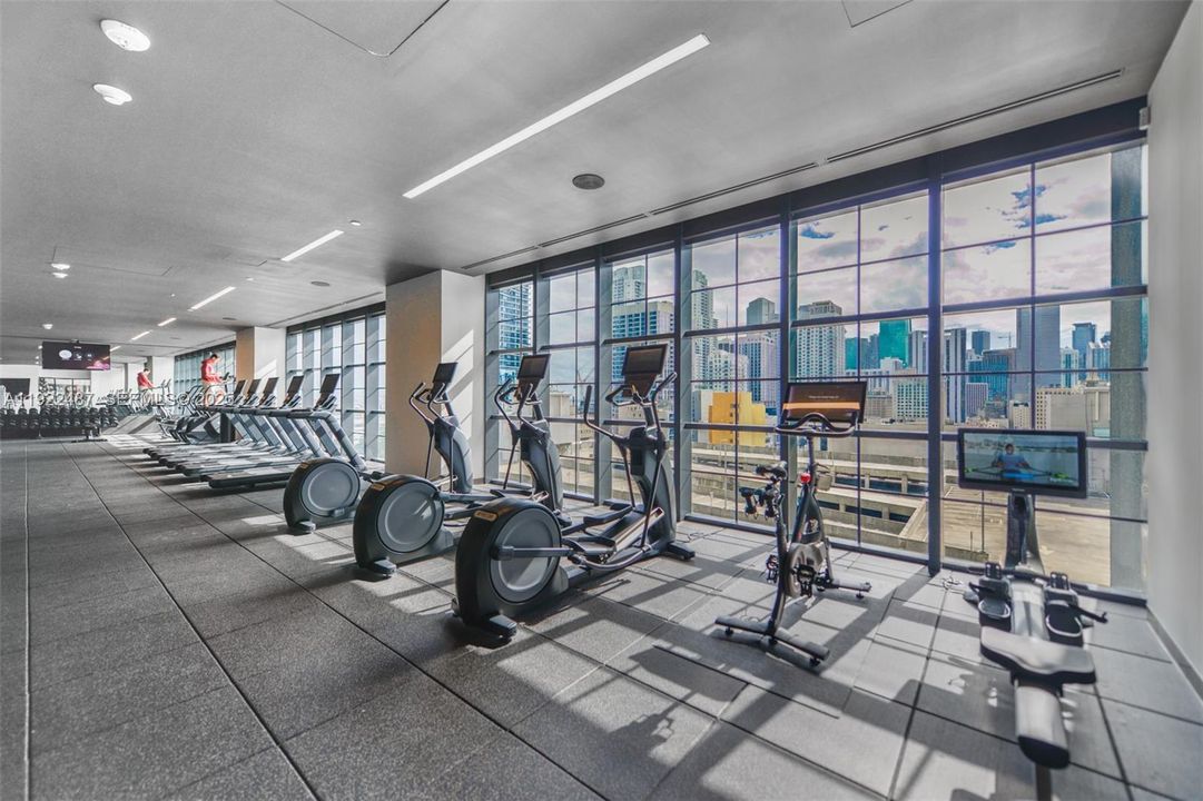 For Sale: $1,100,000 (2 beds, 2 baths, 907 Square Feet)