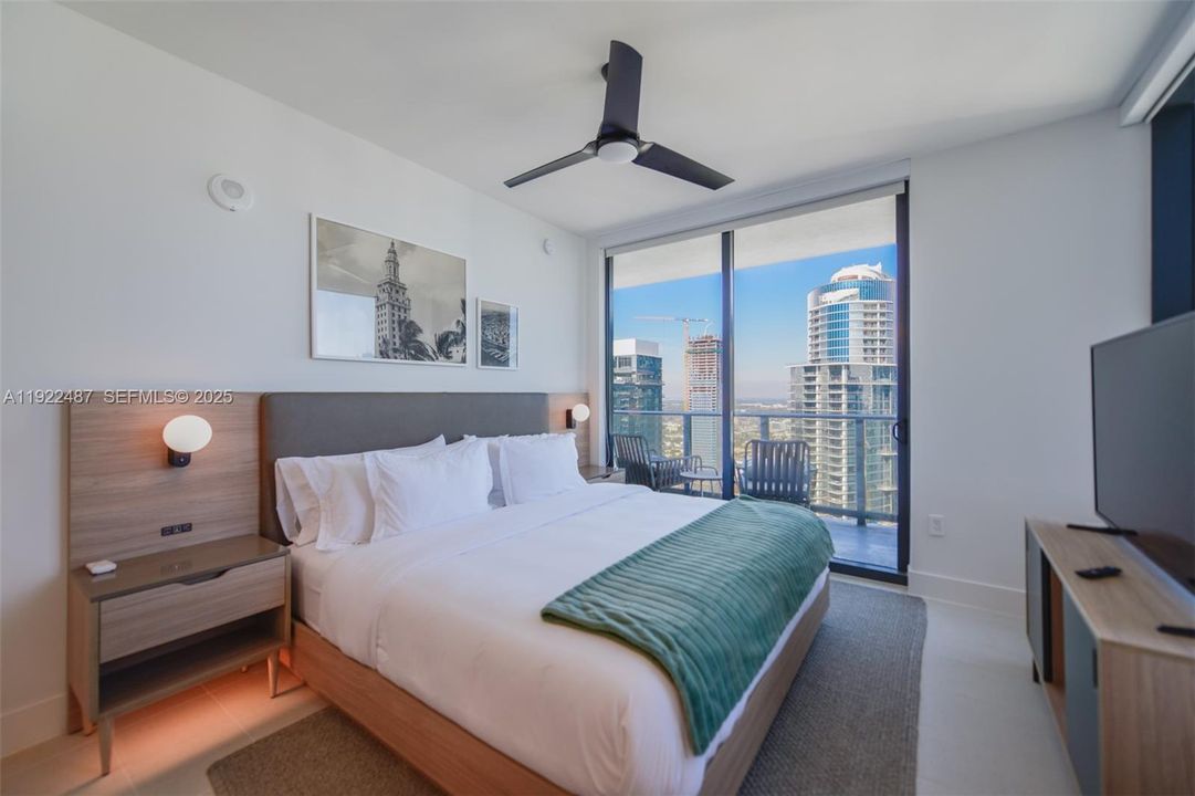For Sale: $1,100,000 (2 beds, 2 baths, 907 Square Feet)