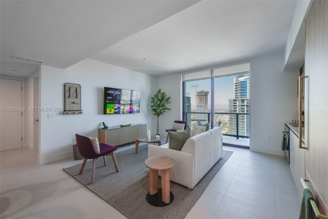 For Sale: $1,100,000 (2 beds, 2 baths, 907 Square Feet)
