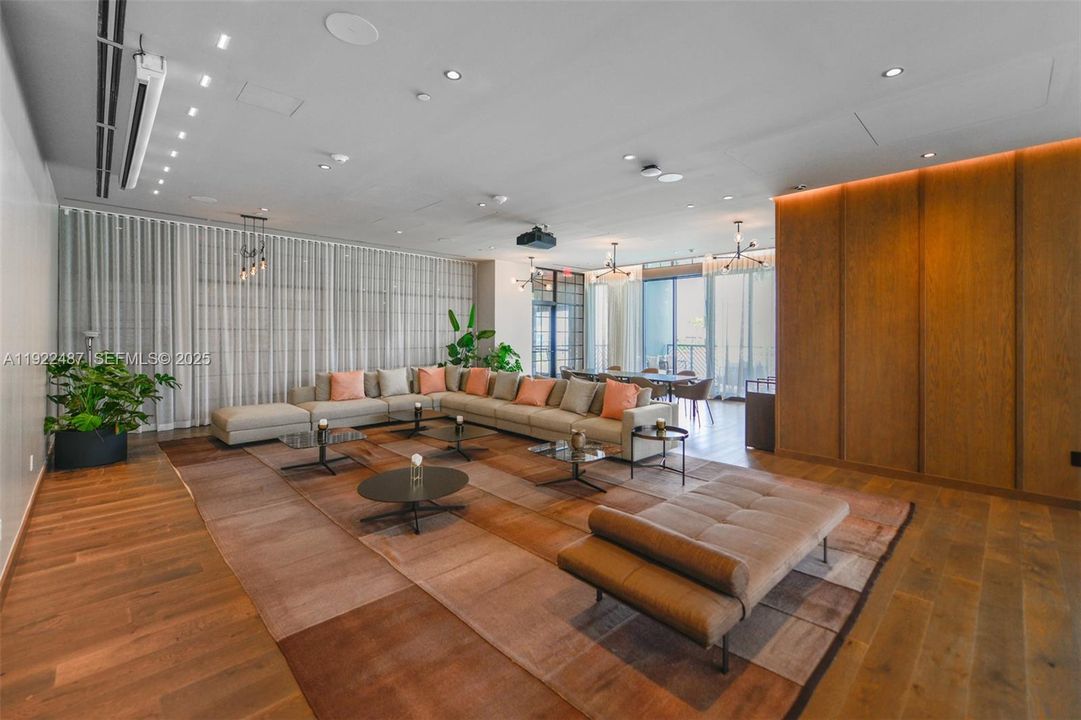 For Sale: $1,100,000 (2 beds, 2 baths, 907 Square Feet)