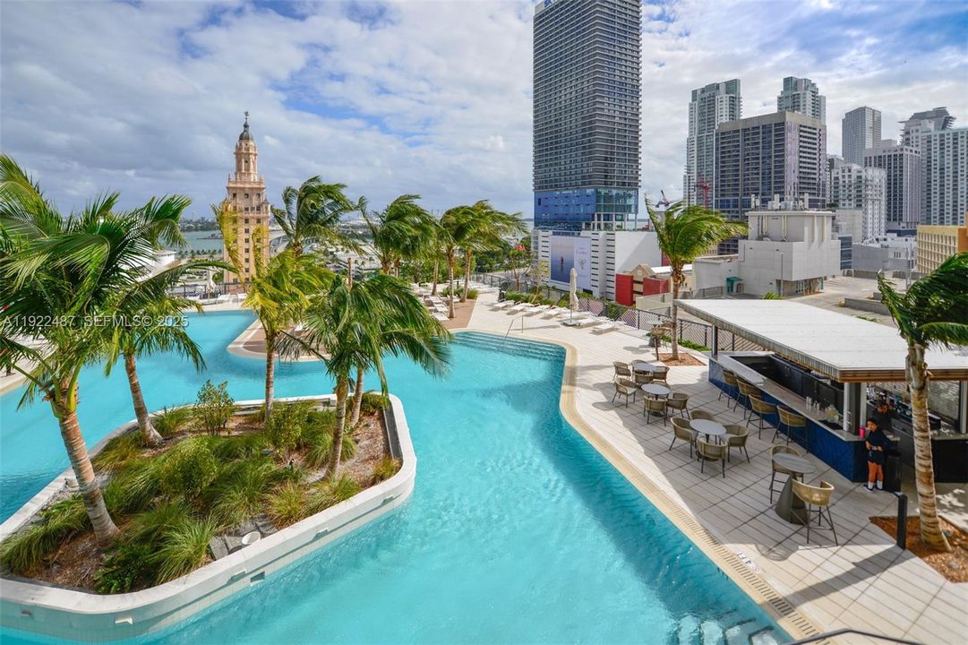 For Sale: $1,100,000 (2 beds, 2 baths, 907 Square Feet)