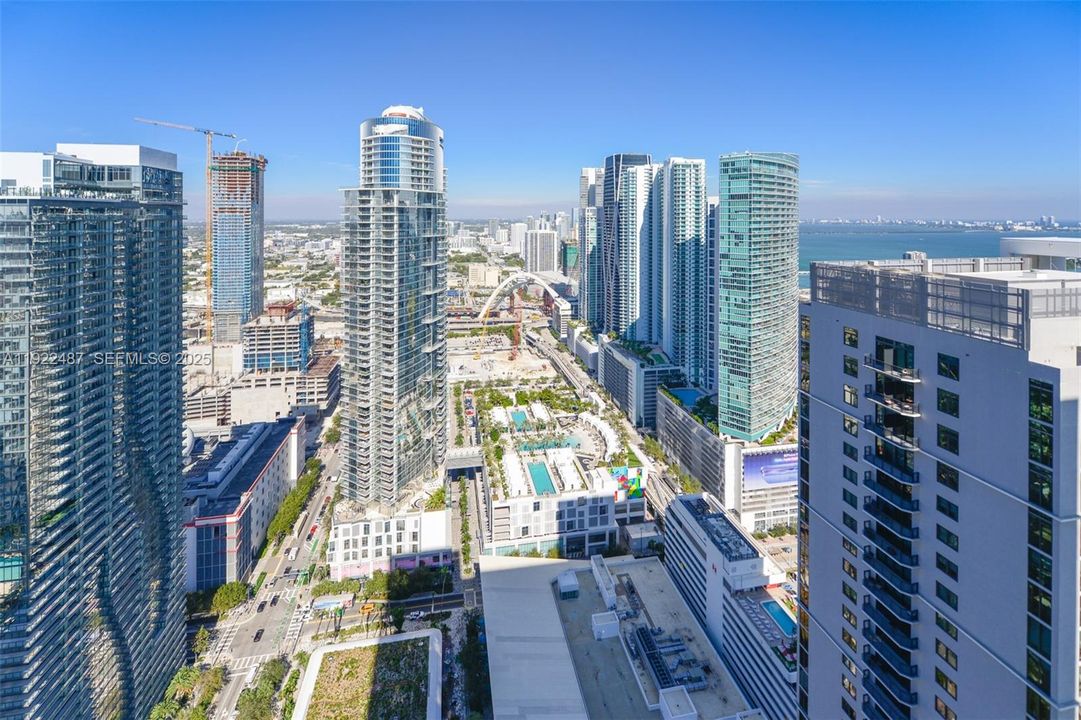 For Sale: $1,100,000 (2 beds, 2 baths, 907 Square Feet)