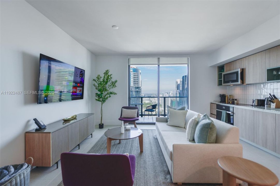 For Sale: $1,100,000 (2 beds, 2 baths, 907 Square Feet)