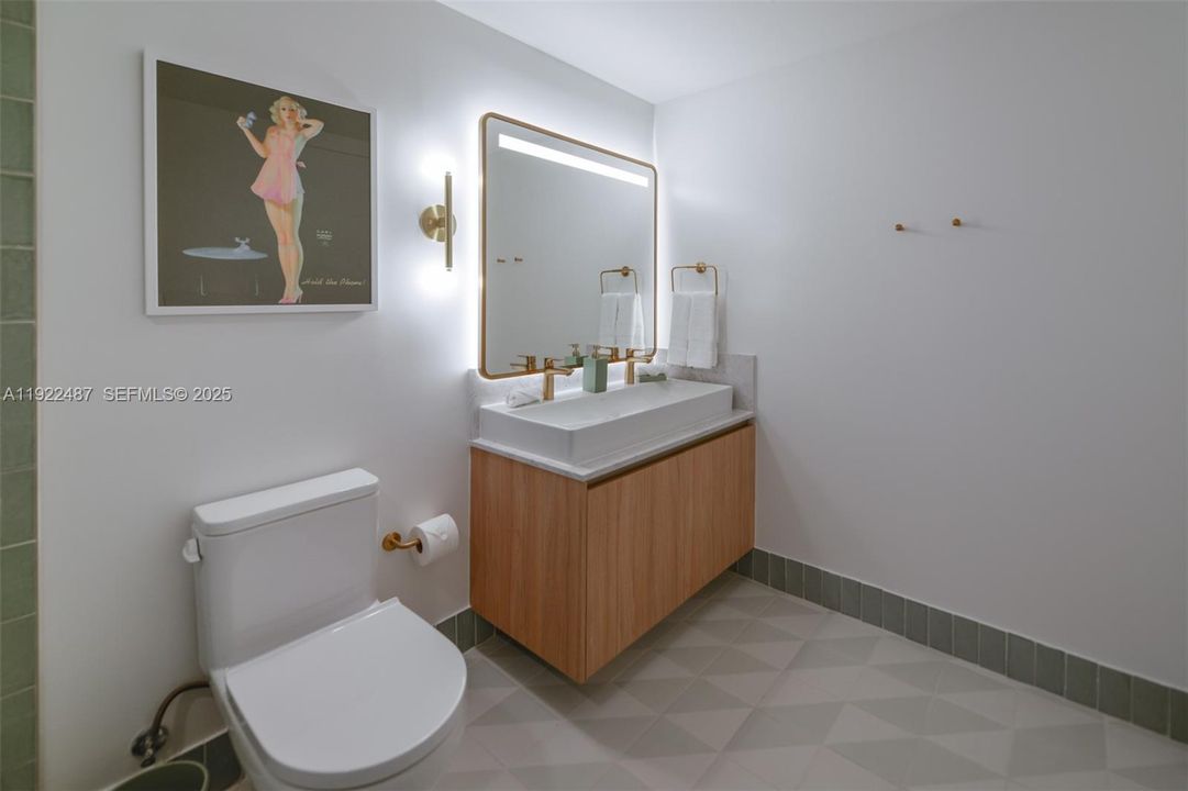 For Sale: $1,100,000 (2 beds, 2 baths, 907 Square Feet)