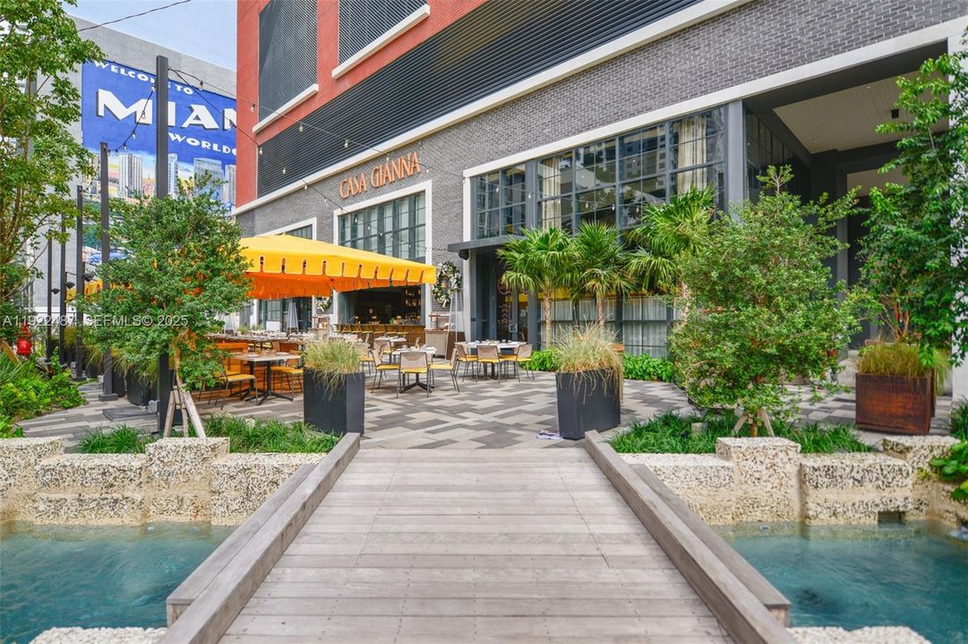 For Sale: $1,100,000 (2 beds, 2 baths, 907 Square Feet)