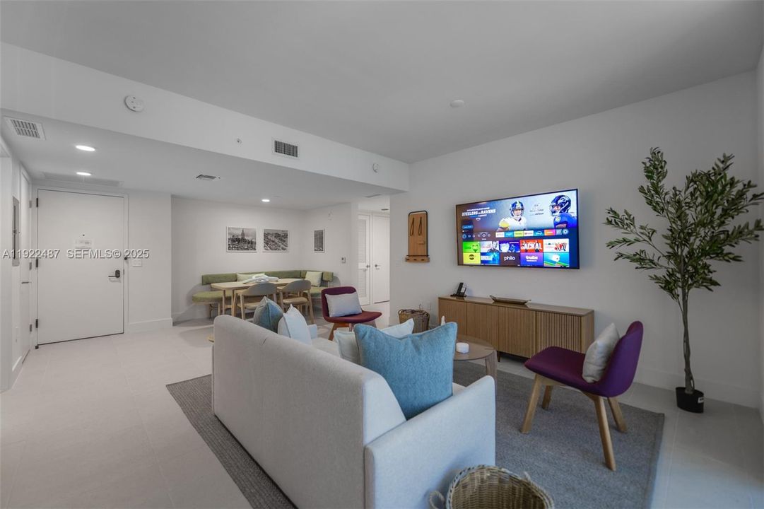 For Sale: $1,100,000 (2 beds, 2 baths, 907 Square Feet)