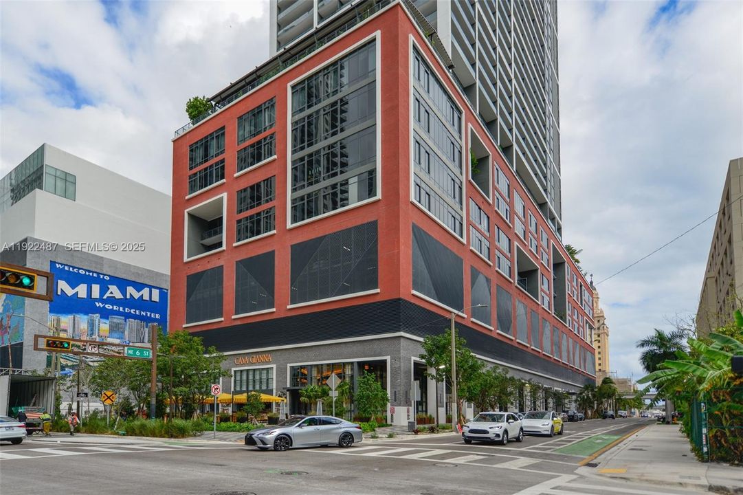 For Sale: $1,100,000 (2 beds, 2 baths, 907 Square Feet)