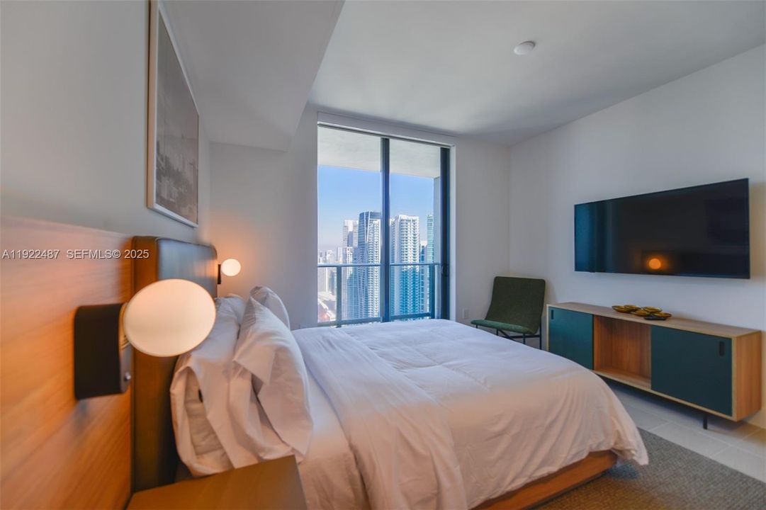 For Sale: $1,100,000 (2 beds, 2 baths, 907 Square Feet)