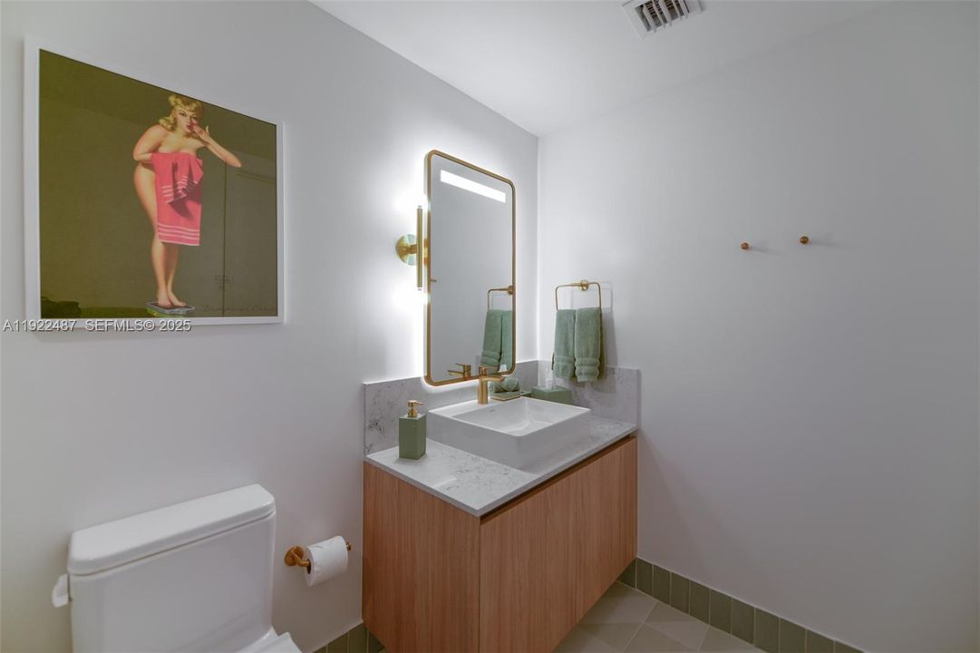 For Sale: $1,100,000 (2 beds, 2 baths, 907 Square Feet)