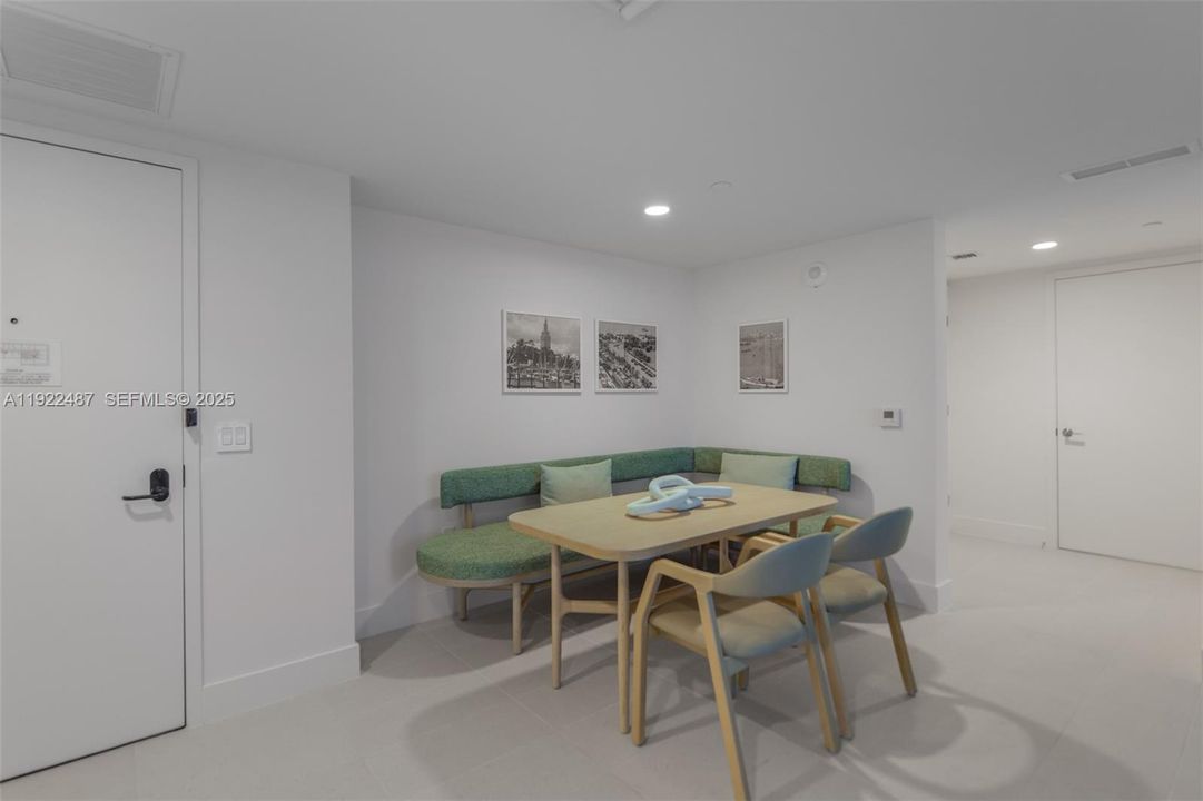 For Sale: $1,100,000 (2 beds, 2 baths, 907 Square Feet)